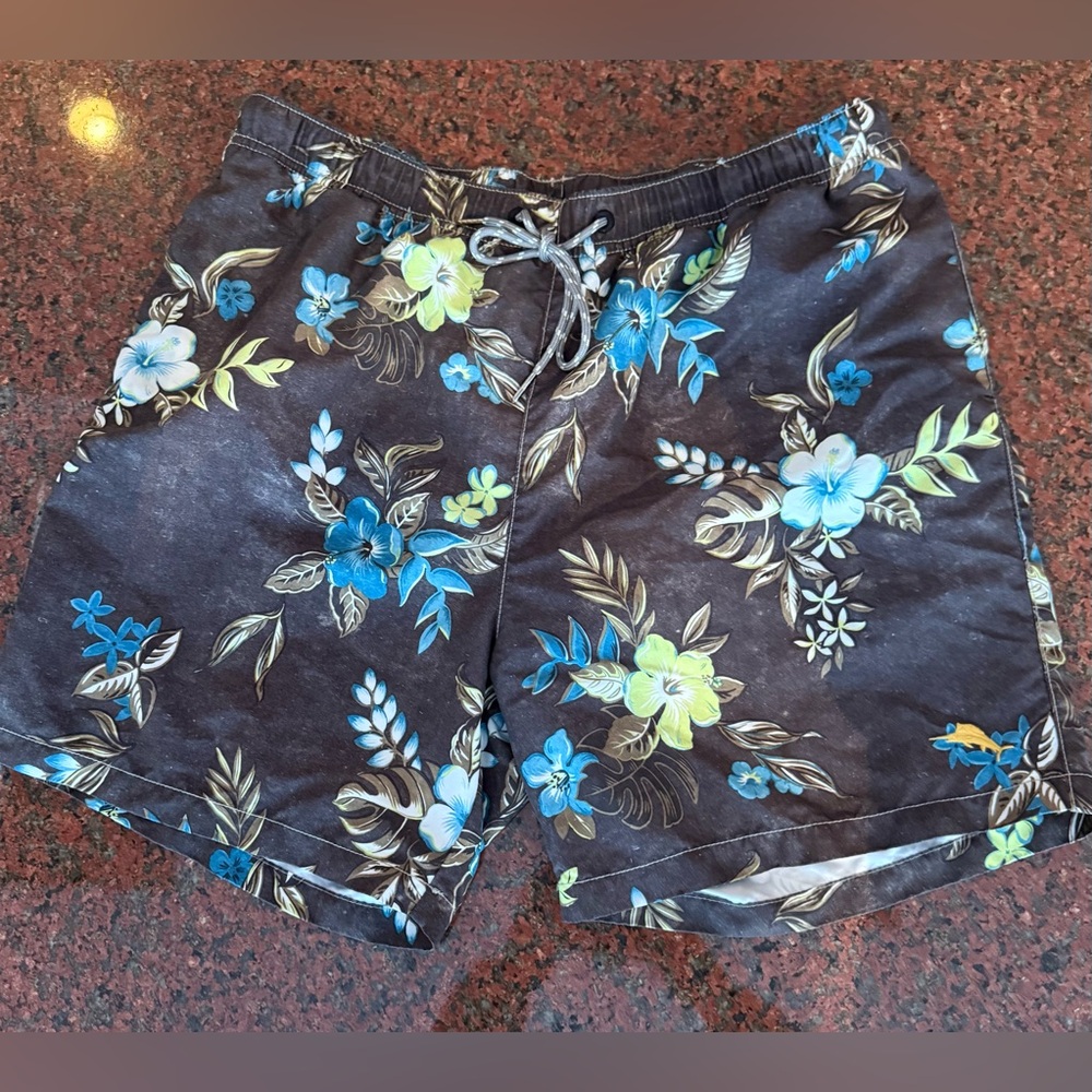 Tommy Bahama men’s swim trunks, size L Tropical print, draw string waist.